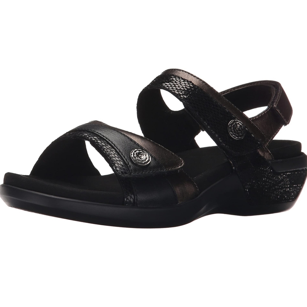 Aravon Women's Katherine-AR Flat Sandal